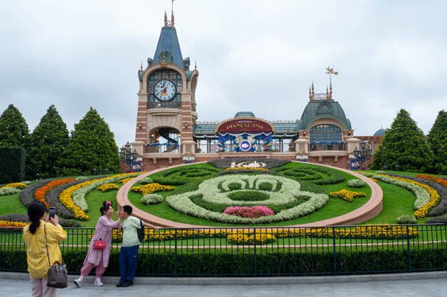 SHANGHAI, CHINA - JUNE 16: Visitors take photos in front of a floral display celebrating the 10th anniversary of Shanghai Disney Resort on June 16, 2026 in Shanghai, China. The theme park has received over 100 million visits since its opening.  Copyright: xVCGx 111648625119