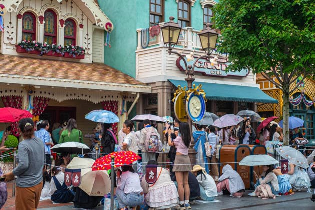 SHANGHAI, CHINA - JUNE 16: Visitors queue to interact with StellaLou at Shanghai Disney Resort on June 16, 2026 in Shanghai, China. The theme park marked its 10th anniversary since opening, having received over 100 million visits cumulatively.  Copyright: xVCGx 111648625112