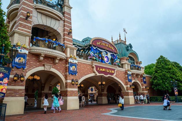 SHANGHAI, CHINA - JUNE 16: Visitors walk through Shanghai Disney Resort on June 16, 2026 in Shanghai, China. The theme park is celebrating its 10th anniversary since opening, having received over 100 million visits cumulatively.  Copyright: xVCGx 111648625094