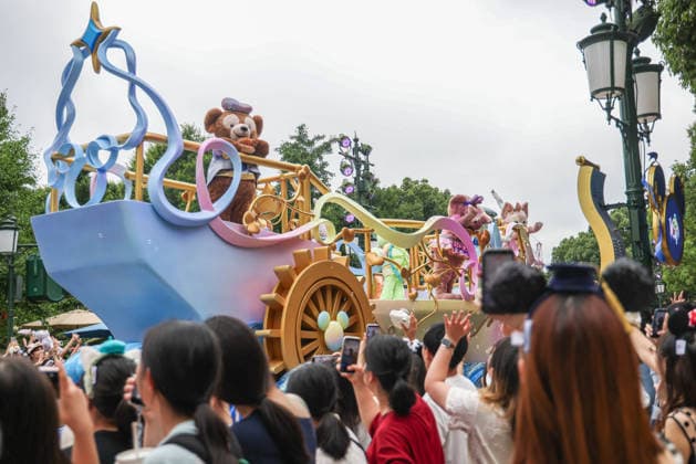 SHANGHAI, CHINA - JUNE 16: Visitors watch the Friendship Flotilla: A Duffy and Friends Special Celebration parade at Shanghai Disney Resort on June 16, 2026 in Shanghai, China. The theme park is marking its 10th anniversary since opening, having received over 100 million visits cumulatively.  Copyright: xVCGx 111648625155