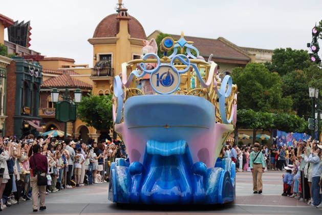SHANGHAI, CHINA - JUNE 16: Visitors watch the Friendship Flotilla: A Special Procession of Duffy and Friends on June 16, 2026 in Shanghai, China. Shanghai Disney Resort is celebrating its 10th anniversary since opening, having received over 100 million visits cumulatively.  Copyright: xVCGx 111648625153