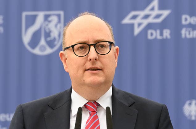 Matthias HAUER, parlamentarischer Staatssekretaer im Bundesministerium Forschung, Technologie und Raumfahrt, bei seiner Rede, Spatenstich fuer den GOVSATCOM-Hub beim Deutschen Zentrum fuer Luft- und Raumfahrt DLR in Koeln, 16.06.2026. *** Matthias HAUER, Parliamentary State Secretary at the Federal Ministry of Research, Technology, and Space, delivering his speech at the groundbreaking ceremony for the GOVSATCOM Hub at the German Aerospace Center (DLR) in Cologne, June 16, 2026,detected_source_language