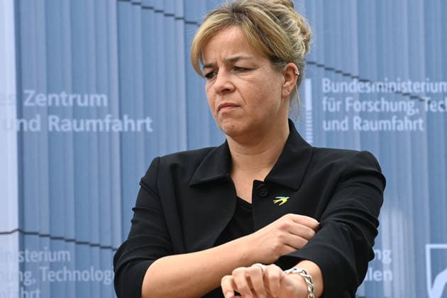 Mona NEUBAUR, Buendnis 90 die Gruenen, Ministerin fuer Wirtschaft, Industrie, Klimaschutz und Energie, stellv. Ministerpraesidentin des Landes Nordrhein-Westfalen, , Portraet, Porträt, Portrait, Angeschnittenes Einzelbild, Einzelmotiv, Spatenstich fuer den GOVSATCOM-Hub beim Deutschen Zentrum fuer Luft- und Raumfahrt DLR in Koeln, 16.06.2026. *** Mona NEUBAUR, Alliance 90 The Greens, Minister of Economic Affairs, Industry, Climate Protection, and Energy, Deputy Minister-President of the State of North Rhine-Westphalia, , Portrait, Close-up, Single Image, Single Subject, Groundbreaking ceremony for the GOVSATCOM Hub at the German Aerospace Center (DLR) in Cologne, June 16, 2026,detected_source_language