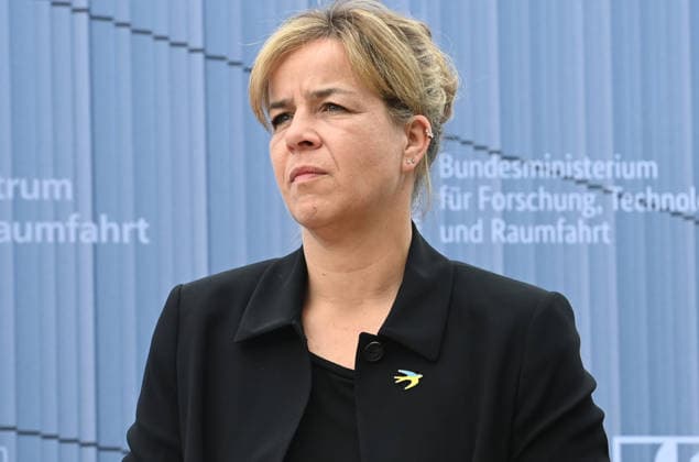Mona NEUBAUR, Buendnis 90 die Gruenen, Ministerin fuer Wirtschaft, Industrie, Klimaschutz und Energie, stellv. Ministerpraesidentin des Landes Nordrhein-Westfalen, , Portraet, Porträt, Portrait, Angeschnittenes Einzelbild, Einzelmotiv, Spatenstich fuer den GOVSATCOM-Hub beim Deutschen Zentrum fuer Luft- und Raumfahrt DLR in Koeln, 16.06.2026. *** Mona NEUBAUR, Alliance 90 The Greens, Minister of Economic Affairs, Industry, Climate Protection, and Energy, Deputy Minister-President of the State of North Rhine-Westphalia, , Portrait, Close-up, Single Image, Single Subject, Groundbreaking ceremony for the GOVSATCOM Hub at the German Aerospace Center (DLR) in Cologne, June 16, 2026,detected_source_language