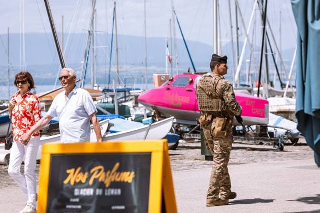 MILITARY FORCES DEPLOYED FOR THE G7 IN EVIAN AND THONON PHOTOPQR LE DAUPHINE Louise RAYMOND Évian-les-Bains June 16, 2026 Évian-les-Bains, Haute-Savoie, June 16, 2026 G7 Summit in Evian Around Lake Geneva, military personnel are helping to secure the G7 alongside the gendarmerie and the police. On the lake, the river combat section of the 19th RG from Besançon monitors the shores, the boat docks, and the crossings between France and Switzerland. In Thonon and neighboring areas, land patrols and surveillance of sensitive infrastructure ensure a continuous presence, thanks in particular to personnel from the 2nd RIMa from Le Mans. On duty day and night, they observe, report, and support domestic security forces. An update from Staff Sergeant  Copyright: xPHOTOPQR LExDAUPHINE MAXPPPxLouisexRAYMONDx 20260616JDL7373 20260616JDL7373
