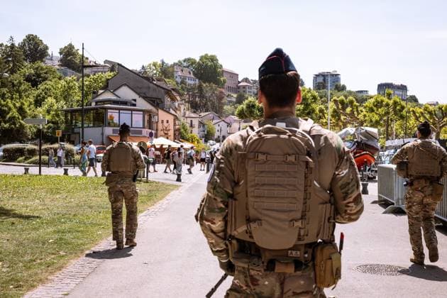 MILITARY FORCES DEPLOYED FOR THE G7 IN EVIAN AND THONON PHOTOPQR LE DAUPHINE Louise RAYMOND Évian-les-Bains June 16, 2026 Évian-les-Bains, Haute-Savoie, June 16, 2026 G7 Summit in Evian Around Lake Geneva, military personnel are helping to secure the G7 alongside the gendarmerie and the police. On the lake, the river combat section of the 19th RG from Besançon monitors the shores, the boat docks, and the crossings between France and Switzerland. In Thonon and neighboring areas, land patrols and surveillance of sensitive infrastructure ensure a continuous presence, thanks in particular to personnel from the 2nd RIMa from Le Mans. On duty day and night, they observe, report, and support domestic security forces. An update from Staff Sergeant  Copyright: xPHOTOPQR LExDAUPHINE MAXPPPxLouisexRAYMONDx 20260616JDL7376 20260616JDL7376