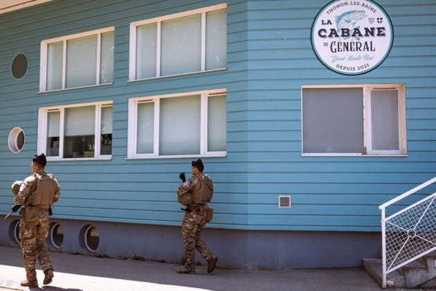 MILITARY FORCES DEPLOYED FOR THE G7 IN EVIAN AND THONON PHOTOPQR LE DAUPHINE Louise RAYMOND Évian-les-Bains June 16, 2026 Évian-les-Bains, Haute-Savoie, June 16, 2026 G7 Summit in Evian Around Lake Geneva, military personnel are helping to secure the G7 alongside the gendarmerie and the police. On the lake, the river combat section of the 19th RG from Besançon monitors the shores, the boat docks, and the crossings between France and Switzerland. In Thonon and neighboring areas, land patrols and surveillance of sensitive infrastructure ensure a continuous presence, thanks in particular to personnel from the 2nd RIMa from Le Mans. On duty day and night, they observe, report, and support domestic security forces. An update from Staff Sergeant  Copyright: xPHOTOPQR LExDAUPHINE MAXPPPxLouisexRAYMONDx 20260616JDL7377 20260616JDL7377