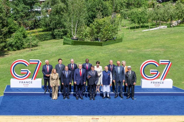 G7 Summit - Family Photo - Evian European Council President Antonio Costa, Italian Prime Minister Giorgia Meloni, South Korean President Lee Jae Myung, Egyptian President Abdel Fattah al-Sisi, Prime Minister Sir Keir Starmer, U.S. President Donald Trump, Kenyan President William Ruto, French President Emmanuel Macron, Japanese Prime Minister Sanae Takaichi, Indian Prime Minister Narendra Modi, Canadian Prime Minister Mark Carney, German Chancellor Friedrich Merz, European Commission President Ursula von der Leyen and Brazilian President Luiz Inacio Lula da Silva during a family photo at the G7 summit in Evian, France, on Tuesday June 16, 2026. Photo by Dominique Jacovides Pool ABACAPRESS.COM Evian France  Copyright: xJacovidesxDominique Pool ABACAx