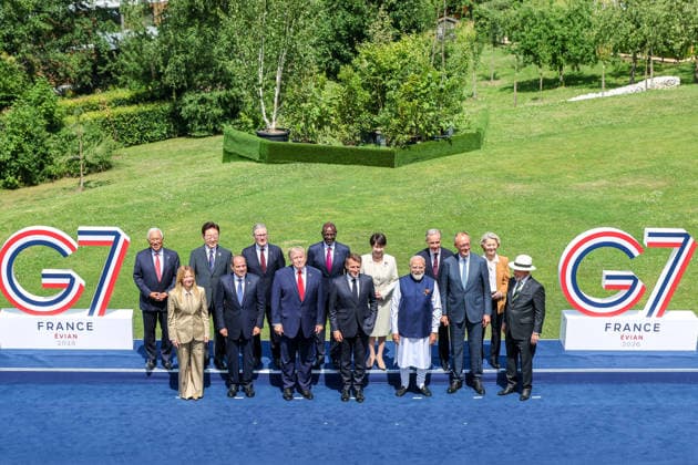 G7 Summit - Family Photo - Evian European Council President Antonio Costa, Italian Prime Minister Giorgia Meloni, South Korean President Lee Jae Myung, Egyptian President Abdel Fattah al-Sisi, Prime Minister Sir Keir Starmer, U.S. President Donald Trump, Kenyan President William Ruto, French President Emmanuel Macron, Japanese Prime Minister Sanae Takaichi, Indian Prime Minister Narendra Modi, Canadian Prime Minister Mark Carney, German Chancellor Friedrich Merz, European Commission President Ursula von der Leyen and Brazilian President Luiz Inacio Lula da Silva during a family photo at the G7 summit in Evian, France, on Tuesday June 16, 2026. Photo by Dominique Jacovides Pool ABACAPRESS.COM Evian France  Copyright: xJacovidesxDominique Pool ABACAx