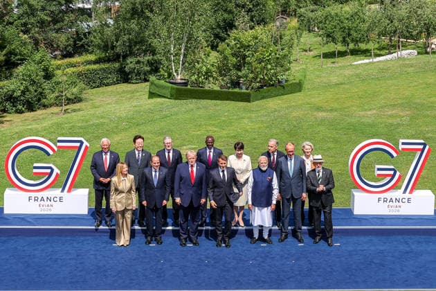 G7 Summit - Family Photo - Evian European Council President Antonio Costa, Italian Prime Minister Giorgia Meloni, South Korean President Lee Jae Myung, Egyptian President Abdel Fattah al-Sisi, Prime Minister Sir Keir Starmer, U.S. President Donald Trump, Kenyan President William Ruto, French President Emmanuel Macron, Japanese Prime Minister Sanae Takaichi, Indian Prime Minister Narendra Modi, Canadian Prime Minister Mark Carney, German Chancellor Friedrich Merz, European Commission President Ursula von der Leyen and Brazilian President Luiz Inacio Lula da Silva during a family photo at the G7 summit in Evian, France, on Tuesday June 16, 2026. Photo by Dominique Jacovides Pool ABACAPRESS.COM Evian France  Copyright: xJacovidesxDominique Pool ABACAx