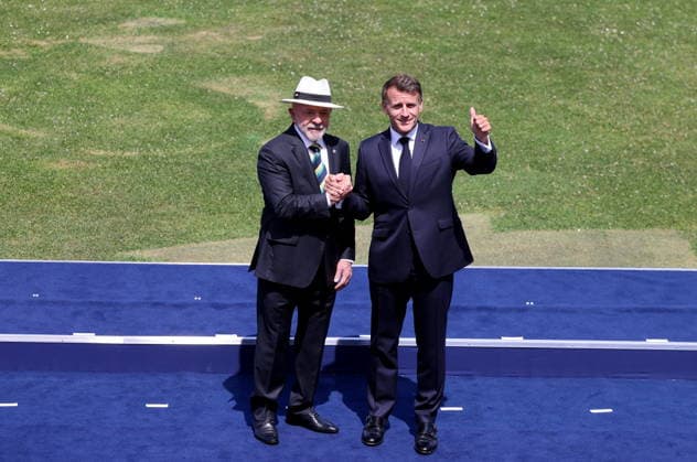 French President Emmanuel Macron welcomes Brazilian President Luiz Inácio Lula da Silva for the official greeting ahead of a working lunch as part of the G7 summit, in Évian, France, on June 16, 2026. Dominique Jacovides, Bestimage, Évian-les-Bains, France,detected_source_language  Copyright: xDOMINIQUExJACOVIDESx xBESTIMAGExDOMINIQUExJACOVIDESx xBESTIMAGEx