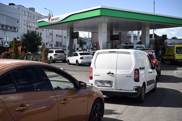 Russia Tatneft Fuel Restrictions 9190072 16.06.2026 Cars queue to refuel at a Tatneft petrol station in Kazan, Republic of Tatarstan, Russia. Russian oil producer Tatneft is aimposing restrictions on â the sale of petrol and diesel at all its ‹stations â across Russia following an attack on its refinery in Tatarstan last week. Sergey Bobylev Sputnik Kazan Republic of Tatarstan Russia  Copyright: xSergeyxBobylevx