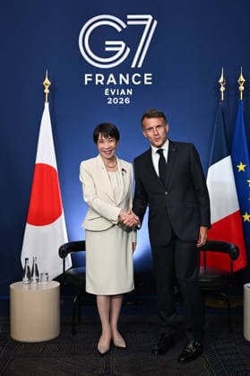 French President Emmanuel Macron and Japanese Prime Minister Sanae Takaichi during a bilateral meeting at the G7 summit at the Hotel Royal in Évian-les-Bains, France, on June 16, 2026. Ammar Abd Rabbo, Pool Bestimage, Évian-les-Bains, France,detected_source_language  Copyright: xAmmarxAbdxRabbo Pool BestimagexAmmarxAbdxRabbo Pool Bestimagex