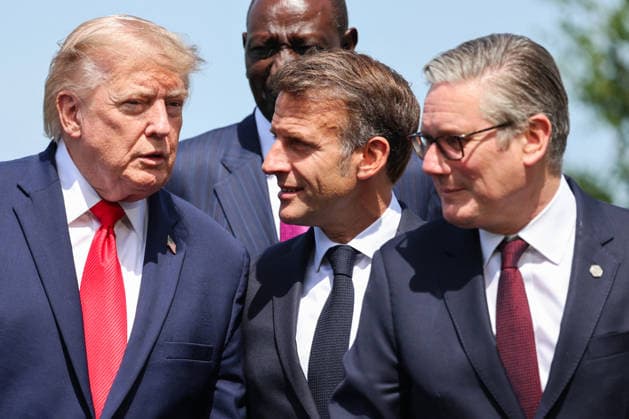 U.S. President Donald Trump speaks with French President Emmanuel Macron next to British Prime Minister Keir Starmer during a group photo as part of the G7 summit in Evian, eastern France, on June 16, 2026. A G7 summit is scheduled to take place June 15–17 in the French town of Évian-les-Bains, near Switzerland, and will be attended by national leaders, as well as the EU’s foreign policy chief and ministers from Brazil, Canada, the United Arab Emirates, and Turkey. Ludovic Marin Pool Bestimage Évian-les-Bains, France,detected_source_language  Copyright: xLudovicxMarin Pool BestimagexLudovicxMarin Pool Bestimagex