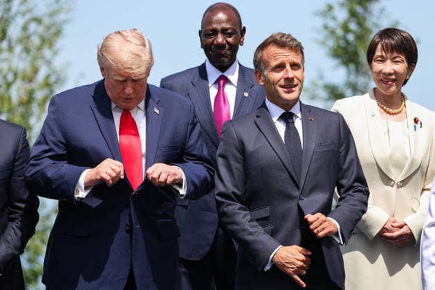 U.S. President Donald Trump and French President Emmanuel Macron adjust their attire during a family photo session as part of the G7 summit in Evian, eastern France, on June 16, 2026. A G7 summit is scheduled to take place June 15–17 in the French town of Évian-les-Bains, near Switzerland, and will be attended by national leaders, as well as the EU’s foreign policy chief and ministers from Brazil, Canada, the United Arab Emirates, and Turkey. Ludovic Marin Pool Bestimage Évian-les-Bains, France,detected_source_language  Copyright: xLudovicxMarin Pool BestimagexLudovicxMarin Pool Bestimagex