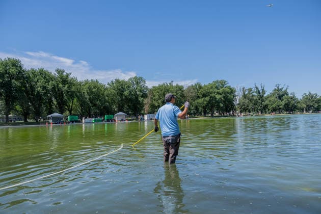June 16, 2026, Washington, District Of Columbia, United States: A worker uses a vacuum system to remove green algae from the Lincoln Memorial Reflecting Pool in Washington, D.C. The algae appeared shortly after the historic pool was refilled following a major rehabilitation project as maintenance and cleanup efforts continue. Washington United States  - ZUMAk206 20260616_znp_k206_001 Copyright: xMattxKaminskyx