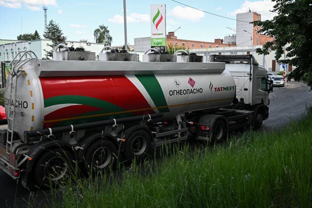 Russia Tatneft Fuel Restrictions 9190151 16.06.2026 A fuel truck is seen at a Tatneft petrol station in Kazan, Republic of Tatarstan, Russia. Russian oil producer Tatneft is aimposing restrictions on â the sale of petrol and diesel at all its ‹stations â across Russia following an attack on its refinery in Tatarstan last week. Sergey Bobylev Sputnik Kazan Republic of Tatarstan Russia  Copyright: xSergeyxBobylevx