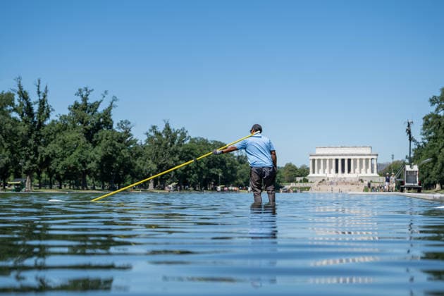 June 16, 2026, Washington, District Of Columbia, United States: A worker uses a vacuum system to remove green algae from the Lincoln Memorial Reflecting Pool in Washington, D.C. The algae appeared shortly after the historic pool was refilled following a major rehabilitation project as maintenance and cleanup efforts continue. Washington United States  - ZUMAk206 20260616_znp_k206_003 Copyright: xMattxKaminskyx