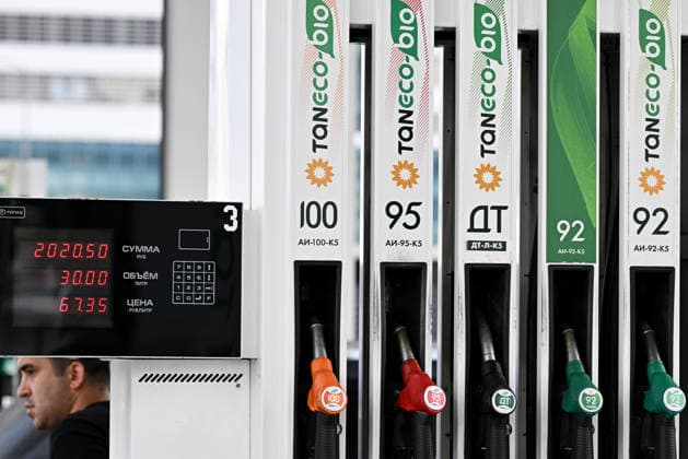 Russia Tatneft Fuel Restrictions 9190133 16.06.2026 Fuel nozzles are seen at a Tatneft petrol station in Kazan, Republic of Tatarstan, Russia. Russian oil producer Tatneft is aimposing restrictions on â the sale of petrol and diesel at all its ‹stations â across Russia following an attack on its refinery in Tatarstan last week. Sergey Bobylev Sputnik Kazan Republic of Tatarstan Russia  Copyright: xSergeyxBobylevx