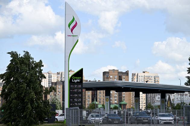 Russia Tatneft Fuel Restrictions 9190134 16.06.2026 A view shows a Tatneft petrol station in Kazan, Republic of Tatarstan, Russia. Russian oil producer Tatneft is aimposing restrictions on â the sale of petrol and diesel at all its ‹stations â across Russia following an attack on its refinery in Tatarstan last week. Sergey Bobylev Sputnik Kazan Republic of Tatarstan Russia  Copyright: xSergeyxBobylevx