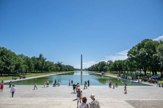 June 16, 2026, Washington, District Of Columbia, United States: Green algae is visible in the water of the Lincoln Memorial Reflecting Pool in Washington, D.C., shortly after the historic pool was refilled following a major rehabilitation project. Maintenance and cleanup efforts are continuing as officials work to address the algae growth. Washington United States - ZUMAk206 20260616_znp_k206_011 Copyright: xMattxKaminskyx