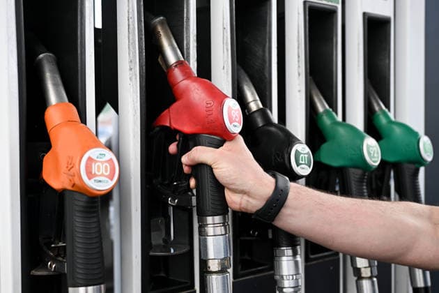 Russia Tatneft Fuel Restrictions 9190142 16.06.2026 A man holds a fuel nozzle at a Tatneft petrol station in Kazan, Republic of Tatarstan, Russia. Russian oil producer Tatneft is aimposing restrictions on â the sale of petrol and diesel at all its ‹stations â across Russia following an attack on its refinery in Tatarstan last week. Sergey Bobylev Sputnik Kazan Republic of Tatarstan Russia  Copyright: xSergeyxBobylevx