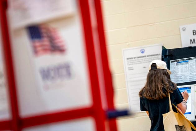 People vote in Washington DC s 2026 primary elections at Sherwood Recreation Center on Tuesday, June 16, 2026. The two front-runners to succeed current DC Mayor Muriel Bowser are Kenyan McDuffie, a moderate with support from many of Bowser s cabinet, and Janeese Lewis George, democratic socialist who built her campaign around organized labor.  WAP20260616317 BONNIExCASH