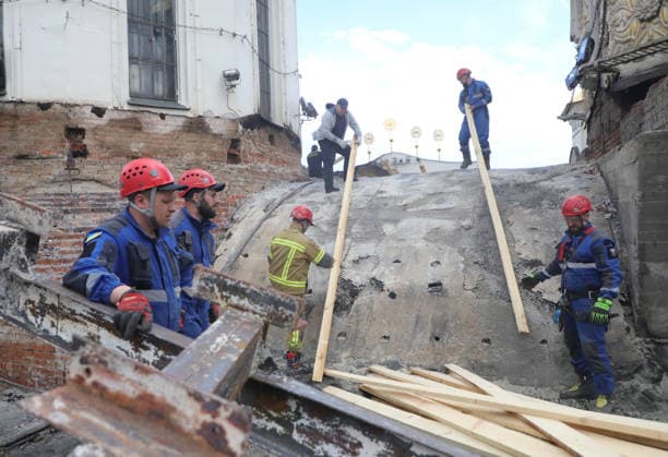 Rescuers from the Mobile Rapid Response Rescue Centre of the State Emergency Service of Ukraine construct a temporary protective cover over the destroyed roof of the Dormition Cathedral of the Kyiv Pechersk Lavra, which was hit by a Russian drone during a massive attack on the Ukrainian capital on Monday night, June 15, Kyiv, Ukraine, June 16, 2026. The strike triggered a large-scale fire that covered about 800 sq m and damaged 80% of the roof structure. (Photo by Yuliia Ovsiannikova Ukrinform) Briefing on aftermath of Russian attack on cultural heritage sites of Kyiv  Copyright: xYuliiaxOvsiannikovax