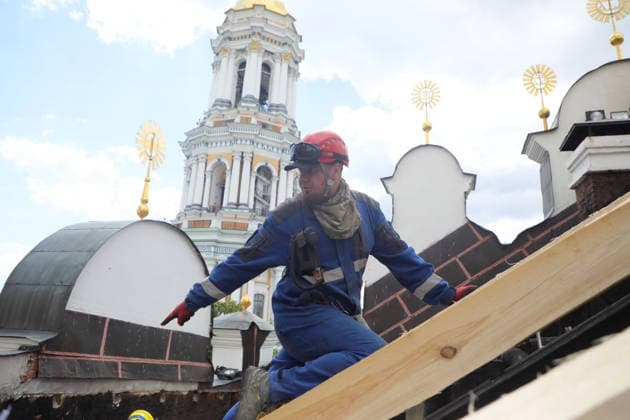 Rescuers from the Mobile Rapid Response Rescue Centre of the State Emergency Service of Ukraine construct a temporary protective cover over the destroyed roof of the Dormition Cathedral of the Kyiv Pechersk Lavra, which was hit by a Russian drone during a massive attack on the Ukrainian capital on Monday night, June 15, Kyiv, Ukraine, June 16, 2026. The strike triggered a large-scale fire that covered about 800 sq m and damaged 80% of the roof structure. (Photo by Yuliia Ovsiannikova Ukrinform) Briefing on aftermath of Russian attack on cultural heritage sites of Kyiv  Copyright: xYuliiaxOvsiannikovax