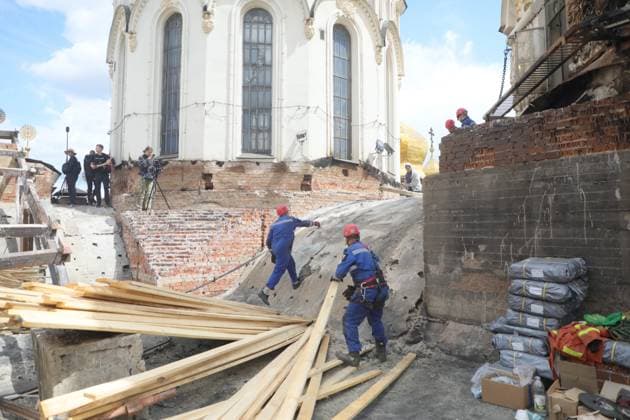 Rescuers from the Mobile Rapid Response Rescue Centre of the State Emergency Service of Ukraine construct a temporary protective cover over the destroyed roof of the Dormition Cathedral of the Kyiv Pechersk Lavra, which was hit by a Russian drone during a massive attack on the Ukrainian capital on Monday night, June 15, Kyiv, Ukraine, June 16, 2026. The strike triggered a large-scale fire that covered about 800 sq m and damaged 80% of the roof structure. (Photo by Yuliia Ovsiannikova Ukrinform) Briefing on aftermath of Russian attack on cultural heritage sites of Kyiv  Copyright: xYuliiaxOvsiannikovax