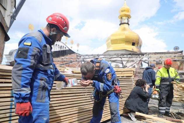 Rescuers from the Mobile Rapid Response Rescue Centre of the State Emergency Service of Ukraine construct a temporary protective cover over the destroyed roof of the Dormition Cathedral of the Kyiv Pechersk Lavra, which was hit by a Russian drone during a massive attack on the Ukrainian capital on Monday night, June 15, Kyiv, Ukraine, June 16, 2026. The strike triggered a large-scale fire that covered about 800 sq m and damaged 80% of the roof structure. (Photo by Yuliia Ovsiannikova Ukrinform) Briefing on aftermath of Russian attack on cultural heritage sites of Kyiv  Copyright: xYuliiaxOvsiannikovax