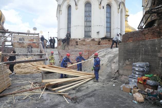 Rescuers from the Mobile Rapid Response Rescue Centre of the State Emergency Service of Ukraine construct a temporary protective cover over the destroyed roof of the Dormition Cathedral of the Kyiv Pechersk Lavra, which was hit by a Russian drone during a massive attack on the Ukrainian capital on Monday night, June 15, Kyiv, Ukraine, June 16, 2026. The strike triggered a large-scale fire that covered about 800 sq m and damaged 80% of the roof structure. (Photo by Yuliia Ovsiannikova Ukrinform) Briefing on aftermath of Russian attack on cultural heritage sites of Kyiv  Copyright: xYuliiaxOvsiannikovax