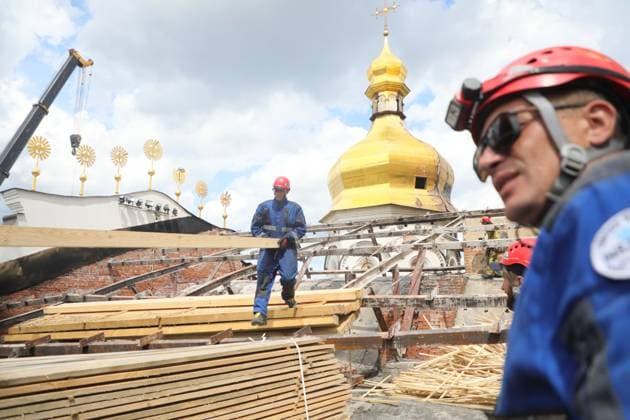 Rescuers from the Mobile Rapid Response Rescue Centre of the State Emergency Service of Ukraine construct a temporary protective cover over the destroyed roof of the Dormition Cathedral of the Kyiv Pechersk Lavra, which was hit by a Russian drone during a massive attack on the Ukrainian capital on Monday night, June 15, Kyiv, Ukraine, June 16, 2026. The strike triggered a large-scale fire that covered about 800 sq m and damaged 80% of the roof structure. (Photo by Yuliia Ovsiannikova Ukrinform) Briefing on aftermath of Russian attack on cultural heritage sites of Kyiv  Copyright: xYuliiaxOvsiannikovax