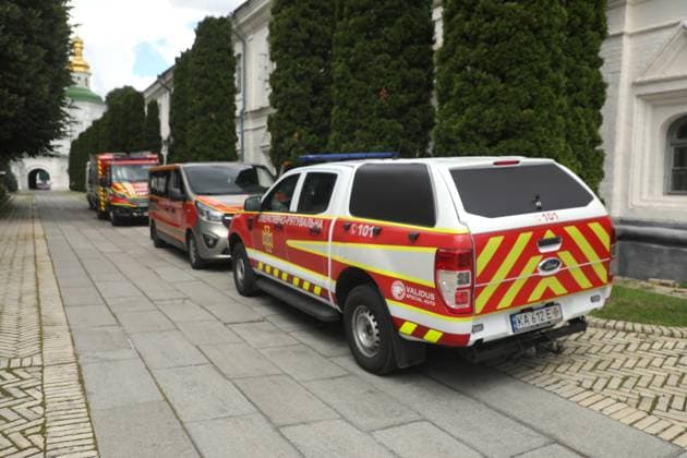 Cars are parked at the Kyiv Pechersk Lavra National Preserve as emergency repair works are underway on the roof of the Dormition Cathedral, which was hit by a Russian drone during a massive attack on the Ukrainian capital on Monday night, June 15, Kyiv, Ukraine, June 16, 2026. The strike triggered a large-scale fire that covered about 800 sq m and damaged 80% of the roof structure. (Photo by Yuliia Ovsiannikova Ukrinform) Briefing on aftermath of Russian attack on cultural heritage sites of Kyiv  Copyright: xYuliiaxOvsiannikovax