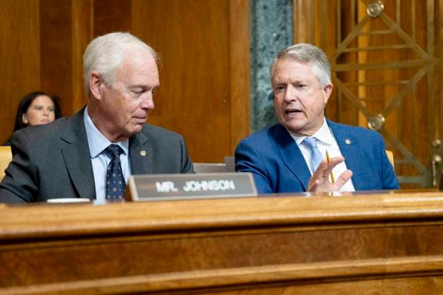 June 16, 2026, Washington, District Of Columbia, USA: U.S. Senator RON JOHNSON (R-WI) speaking with U.S. Senator ROGER MARSHALL (R-KS) at a hearing of the Senate Budget committee at the U.S. Capitol in Washington, D.C. Washington USA  - ZUMAb161 20260616_aap_b161_025 Copyright: xMichaelxBrochsteinx