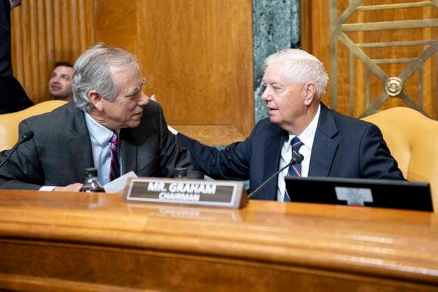 June 16, 2026, Washington, District Of Columbia, USA: U.S. Senator JEFF MERKLEY (D-OR) speaking with U.S. Senator LINDSEY GRAHAM (R-SC) at a hearing of the Senate Budget committee at the U.S. Capitol in Washington, D.C. Washington USA - ZUMAb161 20260616_aap_b161_015 Copyright: xMichaelxBrochsteinx