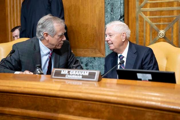 June 16, 2026, Washington, District Of Columbia, USA: U.S. Senator JEFF MERKLEY (D-OR) speaking with U.S. Senator LINDSEY GRAHAM (R-SC) at a hearing of the Senate Budget committee at the U.S. Capitol in Washington, D.C. Washington USA - ZUMAb161 20260616_aap_b161_018 Copyright: xMichaelxBrochsteinx