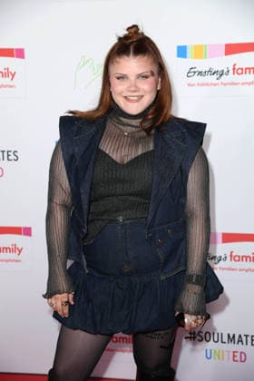 Loi (Leonie Greiner) bei der ERNSTING™S FAMILY FASHION SHOW HERBST WINTER 2026 im Empire Riverside Hotel in Hamburg am 16.06.2026 *** Loi Leonie Greiner at the ERNSTING™S FAMILY FASHION SHOW FALL WINTER 2026 at the Empire Riverside Hotel in Hamburg on June 16, 2026,detected_source_language