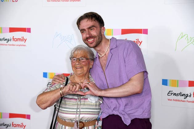 Felix Nieder mit Oma Waltraud Bräuss bei der ERNSTING™S FAMILY FASHION SHOW HERBST WINTER 2026 im Empire Riverside Hotel in Hamburg am 16.06.2026 *** Felix Nieder with his grandmother Waltraud Bräuss at the ERNSTING™S FAMILY FASHION SHOW FALL WINTER 2026 at the Empire Riverside Hotel in Hamburg on June 16, 2026 ,detected_source_language
