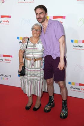 Felix Nieder mit Oma Waltraud Bräuss bei der ERNSTING™S FAMILY FASHION SHOW HERBST WINTER 2026 im Empire Riverside Hotel in Hamburg am 16.06.2026 *** Felix Nieder with his grandmother Waltraud Bräuss at the ERNSTING™S FAMILY FASHION SHOW FALL WINTER 2026 at the Empire Riverside Hotel in Hamburg on June 16, 2026 ,detected_source_language