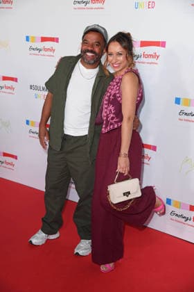 Simon Pearce, Svenja Theissen bei der ERNSTING™S FAMILY FASHION SHOW HERBST WINTER 2026 im Empire Riverside Hotel in Hamburg am 16.06.2026 *** Simon Pearce and Svenja Theissen at the ERNSTING™S FAMILY FASHION SHOW FALL WINTER 2026 at the Empire Riverside Hotel in Hamburg on June 16, 2026 ,detected_source_language