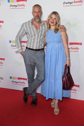 Felix Adergold mit Freundin Charlotte Weise bei der ERNSTING™S FAMILY FASHION SHOW HERBST WINTER 2026 im Empire Riverside Hotel in Hamburg am 16.06.2026 *** Felix Adergold with his girlfriend Charlotte Weise at the ERNSTING™S FAMILY FASHION SHOW FALL WINTER 2026 at the Empire Riverside Hotel in Hamburg on June 16, 2026 ,detected_source_language
