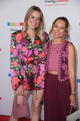 Vanessa Meisinger, Svenja Theissen bei der ERNSTING™S FAMILY FASHION SHOW HERBST WINTER 2026 im Empire Riverside Hotel in Hamburg am 16.06.2026 *** Vanessa Meisinger and Svenja Theissen at the ERNSTING™S FAMILY FASHION SHOW FALL WINTER 2026 at the Empire Riverside Hotel in Hamburg on June 16, 2026 ,detected_source_language