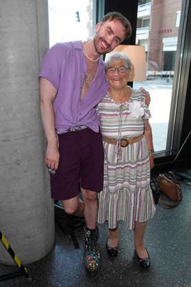 Felix Nieder mit Oma Waltraud Bräuss bei der ERNSTING™S FAMILY FASHION SHOW HERBST WINTER 2026 im Empire Riverside Hotel in Hamburg am 16.06.2026 *** Felix Nieder with his grandmother Waltraud Bräuss at the ERNSTING™S FAMILY FASHION SHOW FALL WINTER 2026 at the Empire Riverside Hotel in Hamburg on June 16, 2026 ,detected_source_language