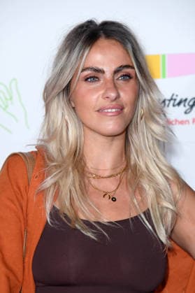 Sarah Mangione bei der ERNSTING™S FAMILY FASHION SHOW HERBST WINTER 2026 im Empire Riverside Hotel in Hamburg am 16.06.2026 *** Sarah Mangione at the ERNSTING™S FAMILY FASHION SHOW FALL WINTER 2026 at the Empire Riverside Hotel in Hamburg on June 16, 2026 ,detected_source_language