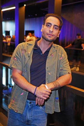 Timur Uelker bei der ERNSTING™S FAMILY FASHION SHOW HERBST WINTER 2026 im Empire Riverside Hotel in Hamburg am 16.06.2026 *** Timur Uelker at the ERNSTING™S FAMILY FASHION SHOW FALL WINTER 2026 at the Empire Riverside Hotel in Hamburg on June 16, 2026 ,detected_source_language