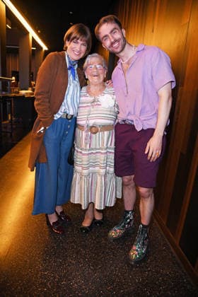 Isabell Horn, Felix Nieder mit Oma Waltraud Bräuss bei der ERNSTING™S FAMILY FASHION SHOW HERBST WINTER 2026 im Empire Riverside Hotel in Hamburg am 16.06.2026 *** Isabell Horn and Felix Nieder with Grandma Waltraud Bräuss at the ERNSTING™S FAMILY FASHION SHOW FALL WINTER 2026 at the Empire Riverside Hotel in Hamburg on June 16, 2026 ,detected_source_language