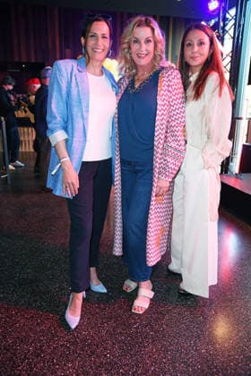 Ulrike Frank, Alexa Maria Surholt, Arzu Bazman bei der ERNSTING™S FAMILY FASHION SHOW HERBST WINTER 2026 im Empire Riverside Hotel in Hamburg am 16.06.2026 *** Ulrike Frank, Alexa Maria Surholt, and Arzu Bazman at the ERNSTING™S FAMILY FASHION SHOW FALL WINTER 2026 at the Empire Riverside Hotel in Hamburg on June 16, 2026 ,detected_source_language