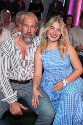 Felix Adergold mit Freundin Charlotte Weise bei der ERNSTING™S FAMILY FASHION SHOW HERBST WINTER 2026 im Empire Riverside Hotel in Hamburg am 16.06.2026 *** Felix Adergold with his girlfriend Charlotte Weise at the ERNSTING™S FAMILY FASHION SHOW FALL WINTER 2026 at the Empire Riverside Hotel in Hamburg on June 16, 2026 ,detected_source_language