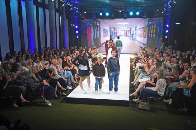 Models bei der ERNSTING™S FAMILY FASHION SHOW HERBST WINTER 2026 im Empire Riverside Hotel in Hamburg am 16.06.2026 *** Models at the ERNSTING™S FAMILY FASHION SHOW FALL WINTER 2026 at the Empire Riverside Hotel in Hamburg on June 16, 2026 ,detected_source_language